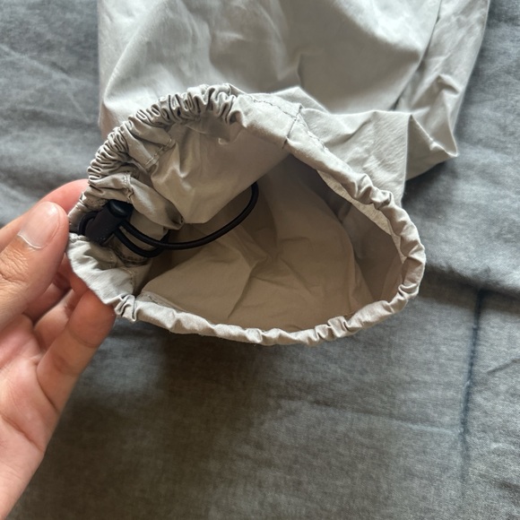 GREY UNIQLO CARGO WIND PANTS - SIZE 30-33 - Picture 6 of 8